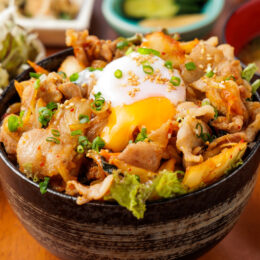 [:ja]温玉のせ焼肉キムチ丼[:]