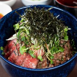 豪華になって復活！ワイン和牛のレアステーキ丼