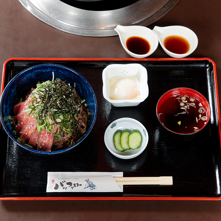 豪華になって復活！ワイン和牛のレアステーキ丼