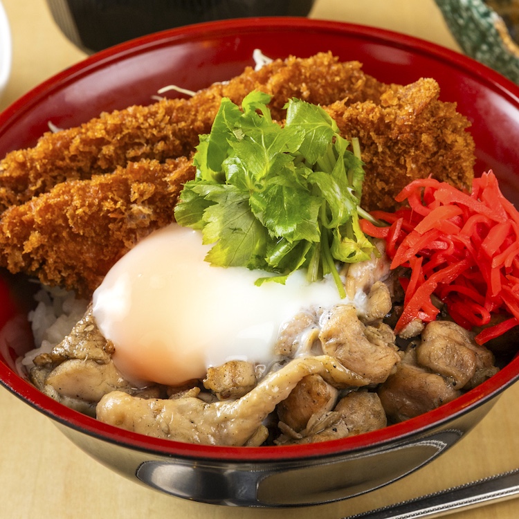 (日本語) 炭香る！！新潟たれカツと炭火あぶり焼の２色…
