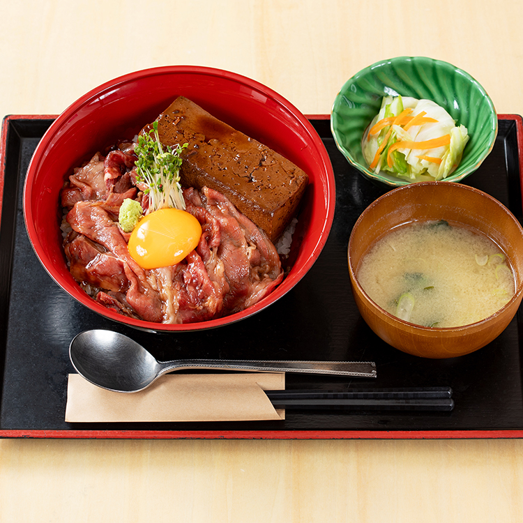 「飲めるほど柔らかい牛肉」越後牛と煮込み豆腐の牛丼