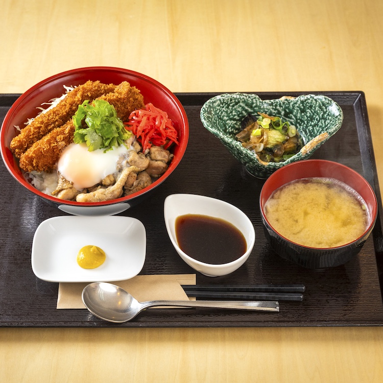 (日本語) 炭香る！！新潟たれカツと炭火あぶり焼の２色食べ比べ丼