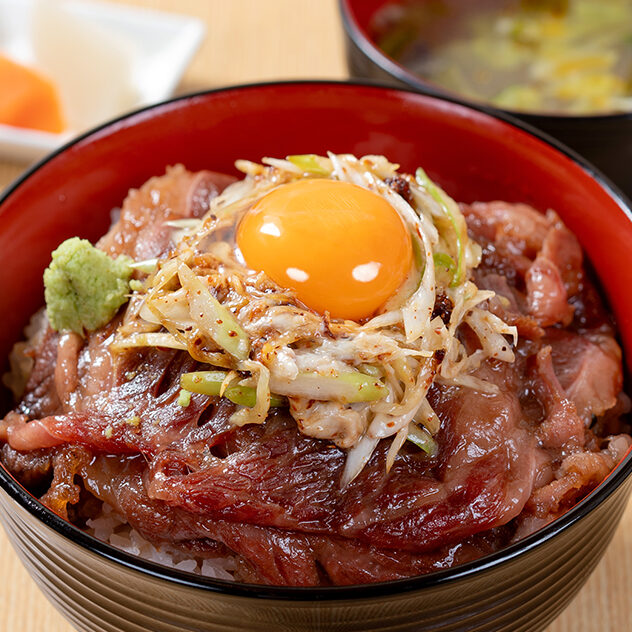 ミディアムレアで仕上げるごちそう霜降り牛丼～旨辛ねぎと…