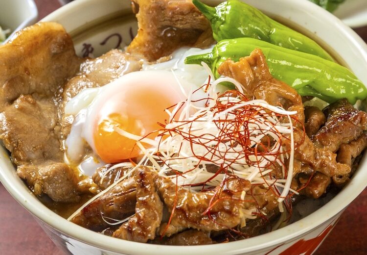 まつい食堂／もつ焼・焼き肉コラボ丼｜【公式】南魚沼、本気丼