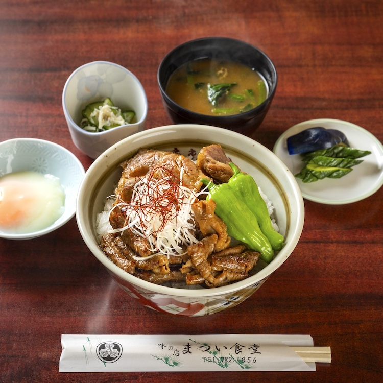 (日本語) もつ焼・焼き肉コラボ丼