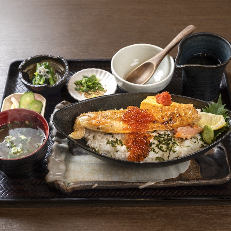 サーモンハラス焼きといくらの親子丼